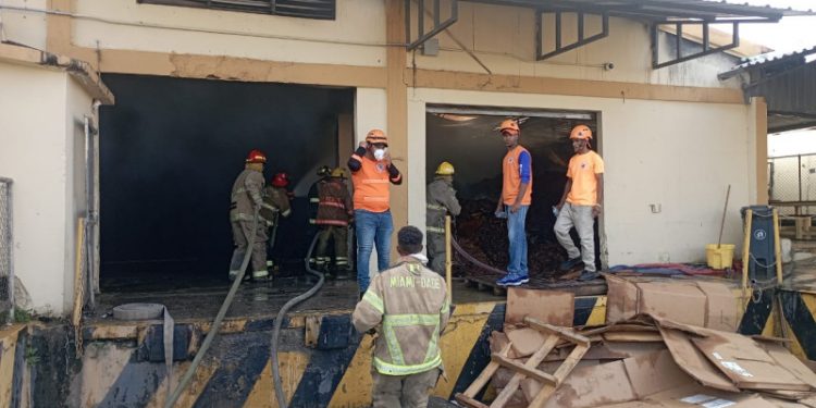 Se registra incendio en almacén de zona franca en Moca