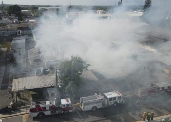 Más de 20 unidades de bomberos trabajan en sofocar incendio de zona franca en Moca