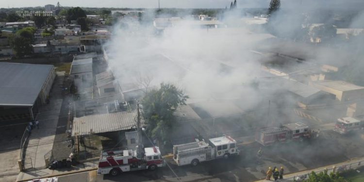 Más de 20 unidades de bomberos trabajan en sofocar incendio de zona franca en Moca