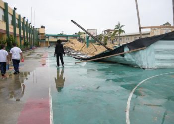 Caída de zinc perimetral pone en peligro a más de 500 estudiantes en Cristo Rey