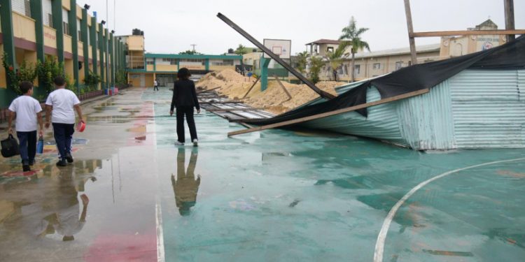 Caída de zinc perimetral pone en peligro a más de 500 estudiantes en Cristo Rey