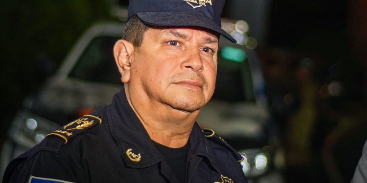 Muere en un accidente director de policía de El Salvador, líder de guerra antipandillas