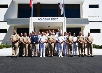 Ministro de Defensa aborda con DNCD temas sobre crimen organizado y narco