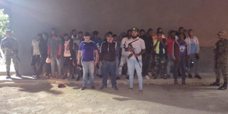 Detienen camión en Valverde donde iban 29 haitianos escondidos debajo de huacales