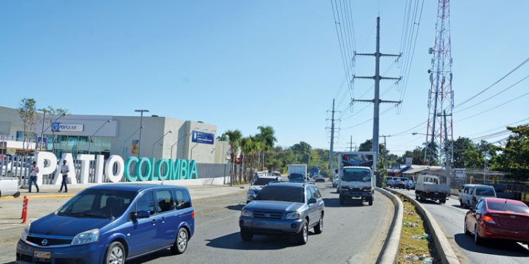 Obras Públicas realiza trabajos para agilizar tránsito en avenida República de Colombia
