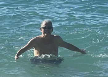 Amarante Baret reaparece con "aires de paz"en una foto en la playa tras su expulsión del PLD