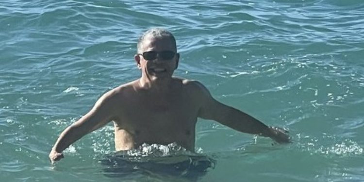 Amarante Baret reaparece con "aires de paz"en una foto en la playa tras su expulsión del PLD