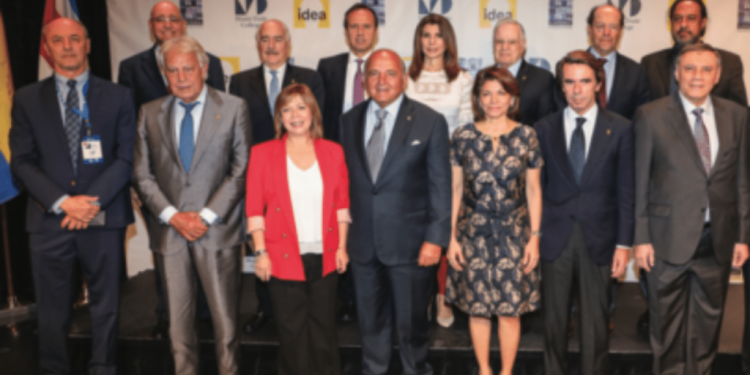 Hipólito y 30 expresidentes piden la detención de Maduro