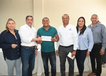 Limber Cruz entrega más de 50 millones a productores de San Francisco de Macorís