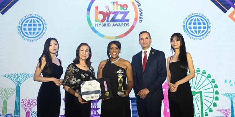 Worldcob reconoce a Vega Real con premio The Bizz categoría Be a Legend