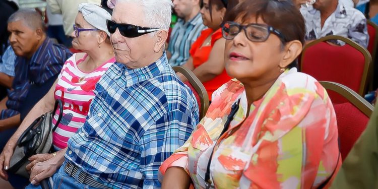 Alcaldía de Santiago realiza histórica asamblea de Presupuesto Participativo para personas con discapacidad visual