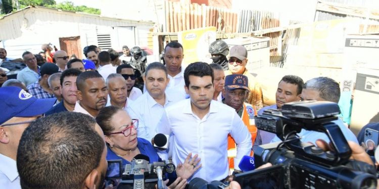 Gobernación Santiago e INAPA van en apoyo de las familias que perdieron sus hogares fruto de un incendio en el Barrio Los Santos Abajo