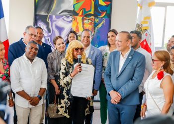 Alcaldía de Santiago honra a Fefita la Grande como "Embajadora Cultural"