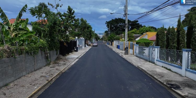 Continúa programa de asfaltado en el municipio de Santiago