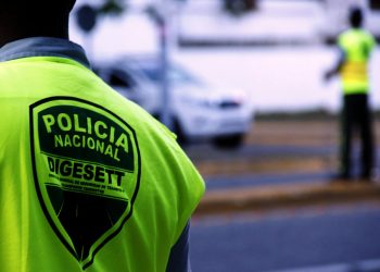 Ciudadano y agente de la Digesett se enfrenta en vía pública