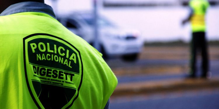 Ciudadano y agente de la Digesett se enfrenta en vía pública
