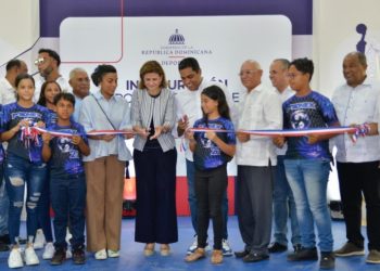 Vicepresidenta y Ministro de Deportes entregan obras en Montecristi