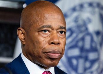 El alcalde de Nueva York, Eric Adams, se declara inocente de aceptar sobornos y contribuciones ilegales en su campaña