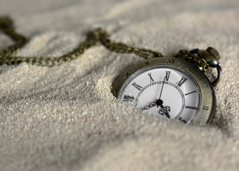 Una pareja de estafadores prometían revertir la edad con "máquina del tiempo"