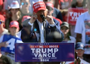 Arrestan a un hombre armado cerca de un mitin de Trump en EEUU