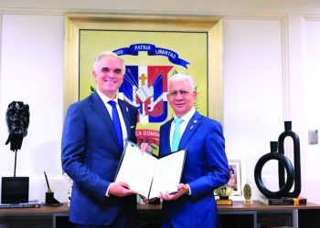 Gobierno presenta reforma laboral con patronos en contra