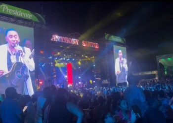 Anthony Santos reúne a miles de personas en el Faro a Colón "hasta las 15 de la mañana"