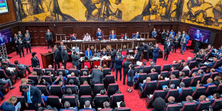 Asamblea Nacional Revisora continúa este lunes discusión de reforma constitucional