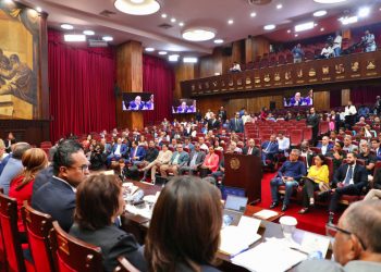 Empresarios, médicos y políticos participan en vistas públicas sobre la reforma fiscal