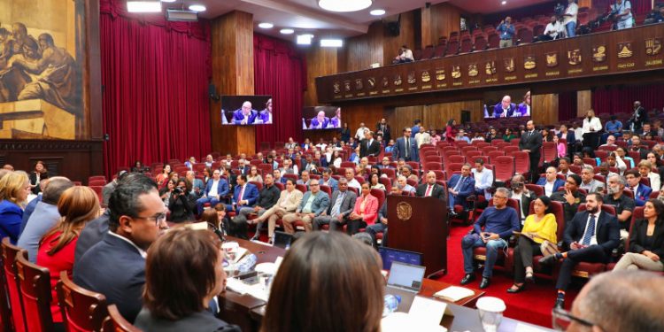 Empresarios, médicos y políticos participan en vistas públicas sobre la reforma fiscal