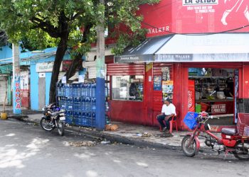 Botellones de agua siguen al sol a días de vencer plazo para protegerlos