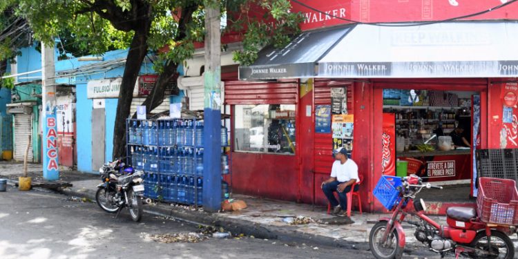 Botellones de agua siguen al sol a días de vencer plazo para protegerlos