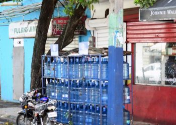 Pro Consumidor evalúa hoy si extiende el plazo para cubrir botellones de agua