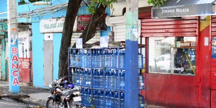 Procesadoras piden prórroga para sellar estantes donde colocan botellones de agua