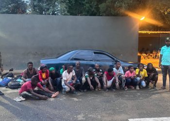 Detienen carro con 14 haitianos de estatus migratorio irregular; chofer logra escapar