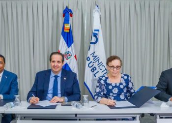 Firman convenio para proteger los animales domésticos en Santiago