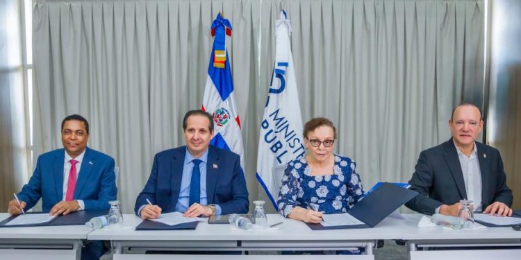 Firman convenio para proteger los animales domésticos en Santiago