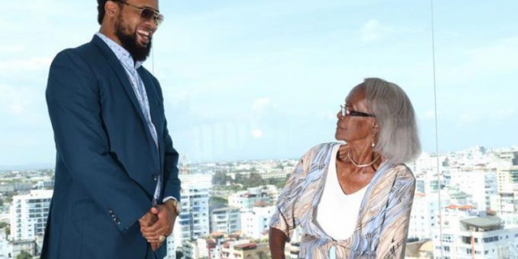 Dío Astacio propone nombrar calle 5 de Los Minas en honor a “Palín”, abuela del Lápiz Conciente