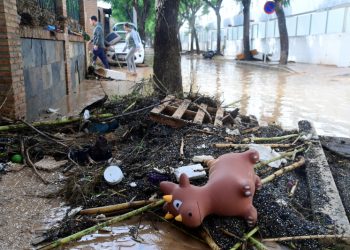 Tres días de luto oficial en España tras mortíferas inundaciones