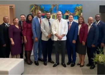 Abinader acuerda eliminar impuestos a iglesias evangélicas en reforma fiscal