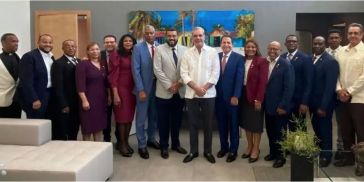 Abinader acuerda eliminar impuestos a iglesias evangélicas en reforma fiscal