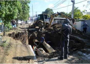 Explosión en tubería deja sin agua a varias comunidades de Santiago