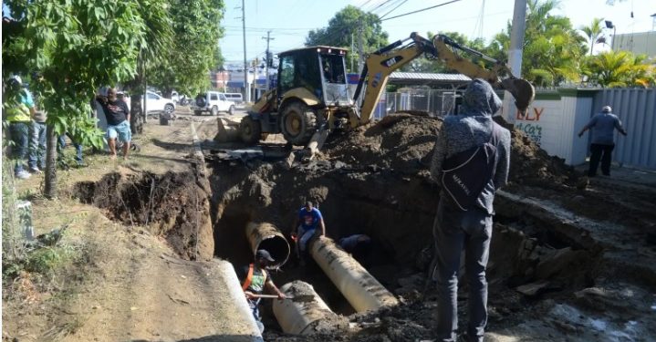 Explosión en tubería deja sin agua a varias comunidades de Santiago