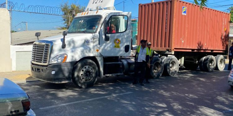 Alcaldía de Santiago refuerza operativos para controlar camiones de carga pesada y mejorar la movilidad urbana