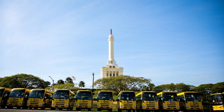 Raquel Peña activa primeras 41 rutas del Transporte Estudiantil para Santiago