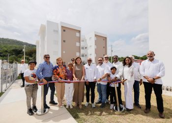 Raquel Peña entrega 64 apartamentos y 850 títulos de propiedad en La Vega