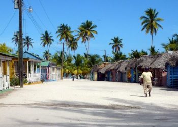 Una pared construida ilegalmente es demolida en la isla Saona