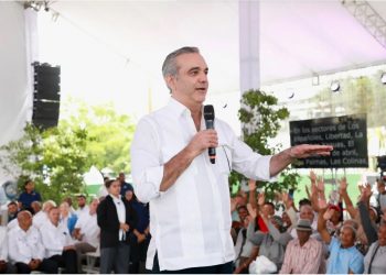 Abinader entrega títulos de propiedad en Sánchez Ramírez