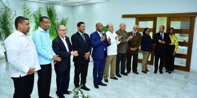 FECOOPCEN expone aportes del cooperativismo a representantes de medios