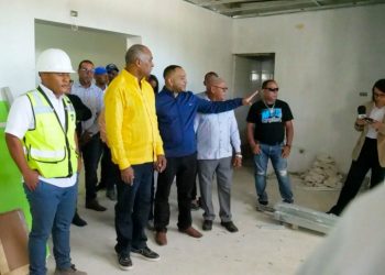 Senador Julito Fulcar supervisa remozamiento del Hospital Nuestra Señora de Regla