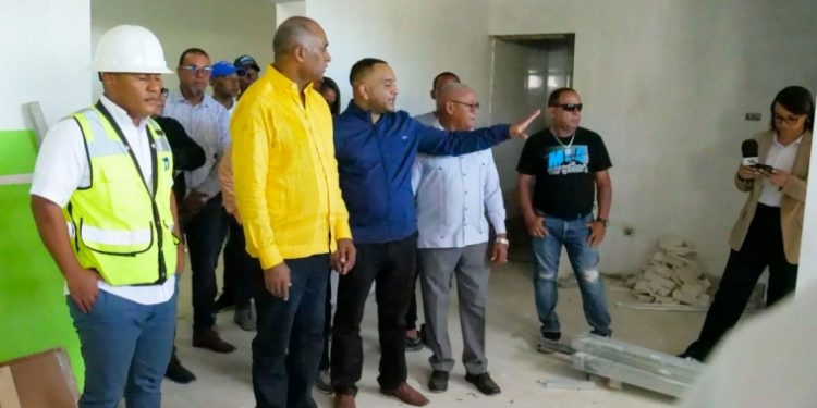 Senador Julito Fulcar supervisa remozamiento del Hospital Nuestra Señora de Regla